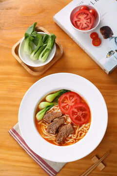 红烧牛肉方便面 快速美食中的温情佳肴